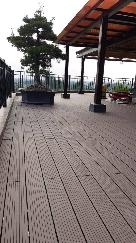 công trình sàn nhựa gỗ sân thượng